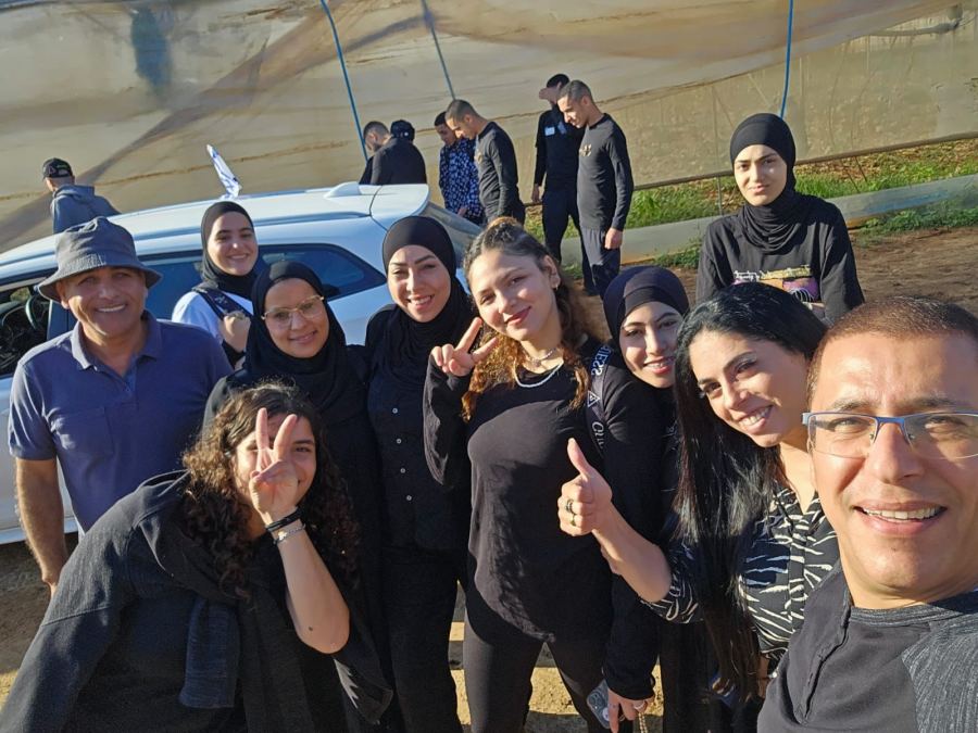 طلاب المدارس في المجتمع العربي يتطوّعون في فرع الزراعة في ظل الحرب.